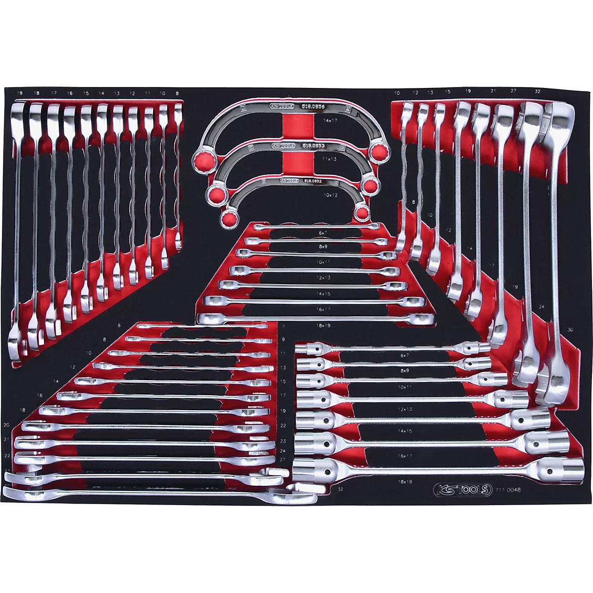 Werkzeugkoffer mit verschiedenen Schraubenschlüsseln, angeordnet in roten Einsätzen auf schwarzem Grund.